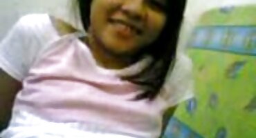 sex nhật nghiệp dư Fingering ở phía trước phim sex trên xe buýt của cô gái trong màu đỏ.